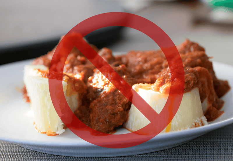 Dog-safe food warning, avoid feeding dogs raw or cooked meat with potatoes, which can harm their health.