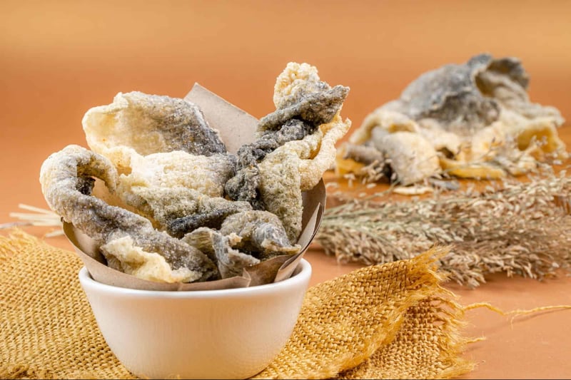 High-quality dehydrated fish skin snacks for dogs, natural healthy dog chews, protein-rich treats, grain-free dog treats.